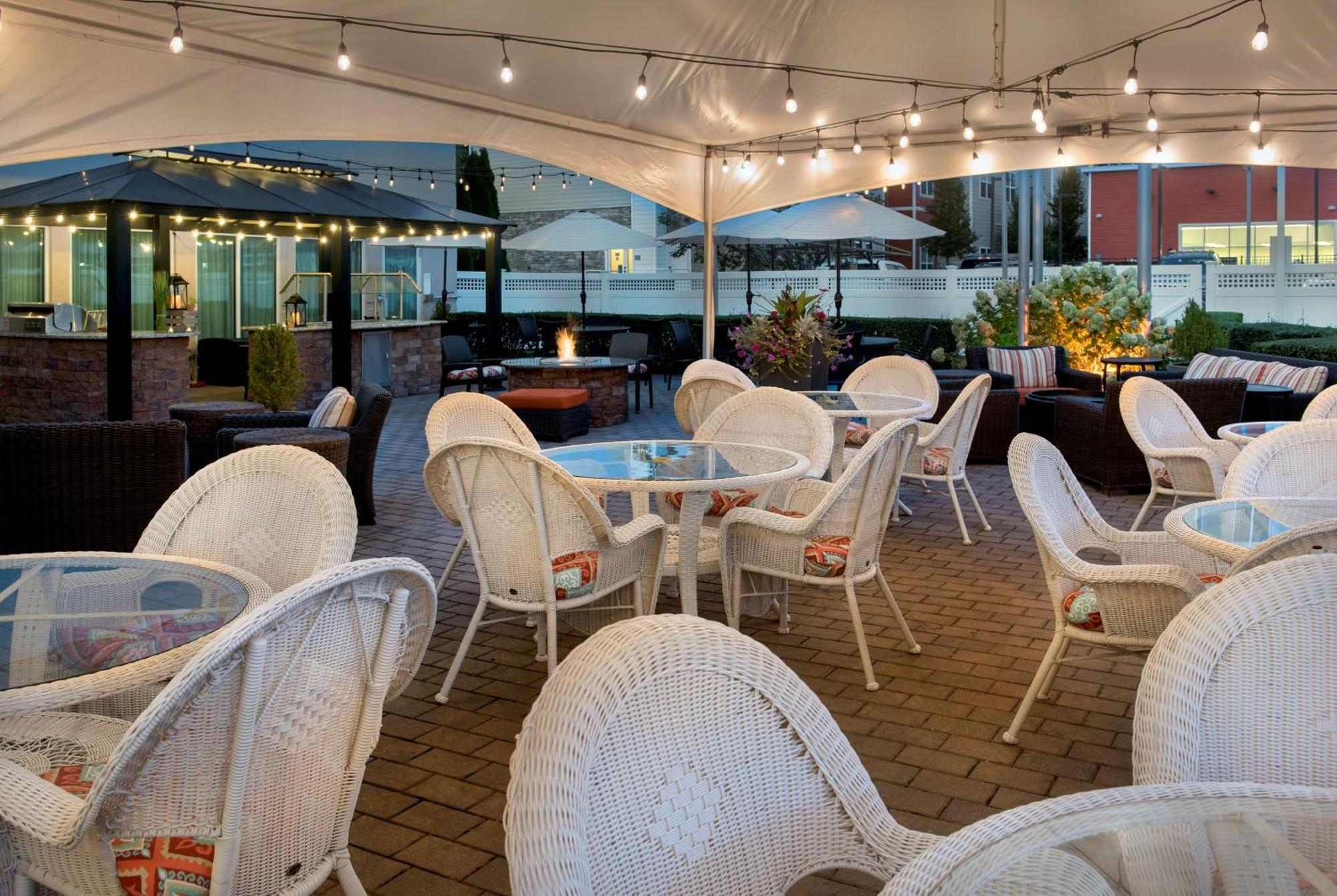 Hilton Garden Inn Riverhead Exterior photo